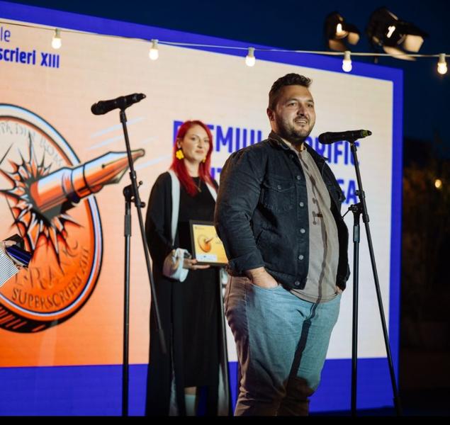 Răzvan Băltărețu a primit, luni, 20 mai, premiul pentru redacția Vice, la concursul jurnalistic Superscrierile Anului, Foto: Facebook / Fundația Friends for Friends