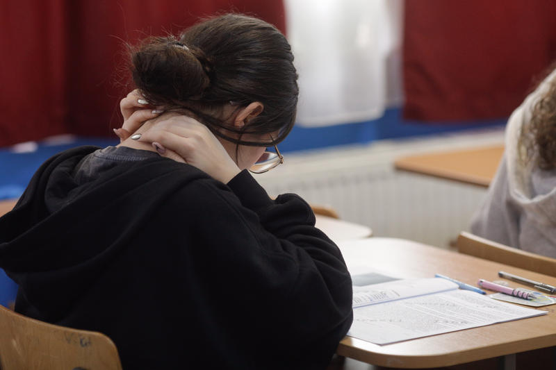 Elevă în timpul susținerii unui examen , Foto: Inquam Photos / George Călin