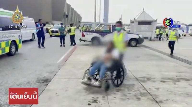 Mai multi pasageri au fost luati cu ambulanta de pe aeroport dupa ce zborul Londra Singapore, al companiei Singapore Airlines, a fost afectat de turbulente dramatice ce au dus la moartea unui om, Foto: east2west news / WillWest News / Profimedia