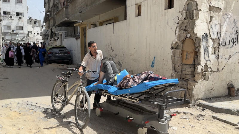 Echipa medicală a spitalului Kamal Adwan îi evacuează pe pacienții palestinieni după ce atacurile aeriene israeliene au avariat această unitate din Fâșia Gaza, pe 21 mai 2024. , Foto: AA/ABACA / Abaca Press / Profimedia