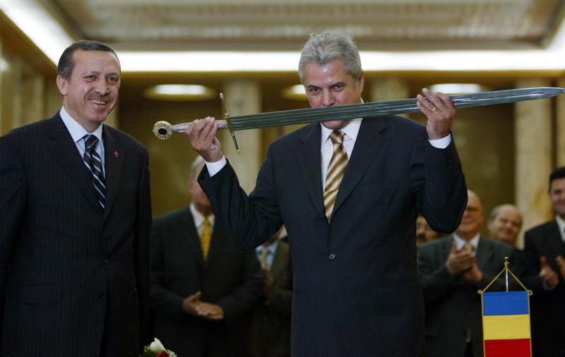 Fostul premier Adrian Nastase sarutand sabia lui Stefan cel Mare, alaturi Recep Erdogan, Foto: DANIEL MIHAILESCU / AFP / Profimedia