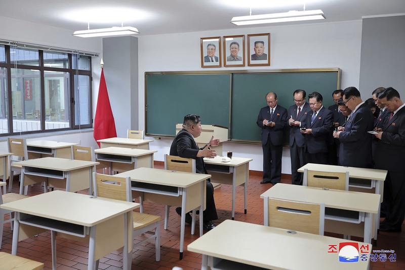 Liderul nord-coreean Kim Jong Un, la deschiderea unei școli. În fundal, portretul său alături de cele ale predecesorilor Kim Ir Sen şi Kim Jong Il, Foto: KCNA via KNS / AP / Profimedia