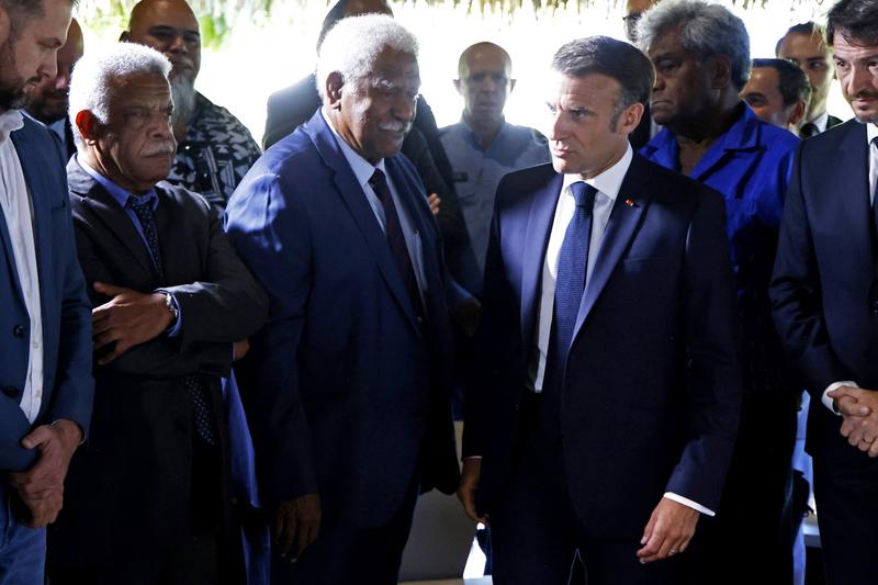 De la stanga spre dreapta: Șeful guvernului din Noua Caledonie Louis Mapou și Președintele Congresului Roch Wamytan participă la o întâlnire cu președintele francez Emmanuel Macron, Foto: Ludovic MARIN / AFP / Profimedia