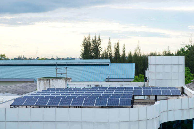 Panouri fotovoltaice pe acoperișul blocurilor, Foto: Sarinya Pinngam / Dreamstime.com