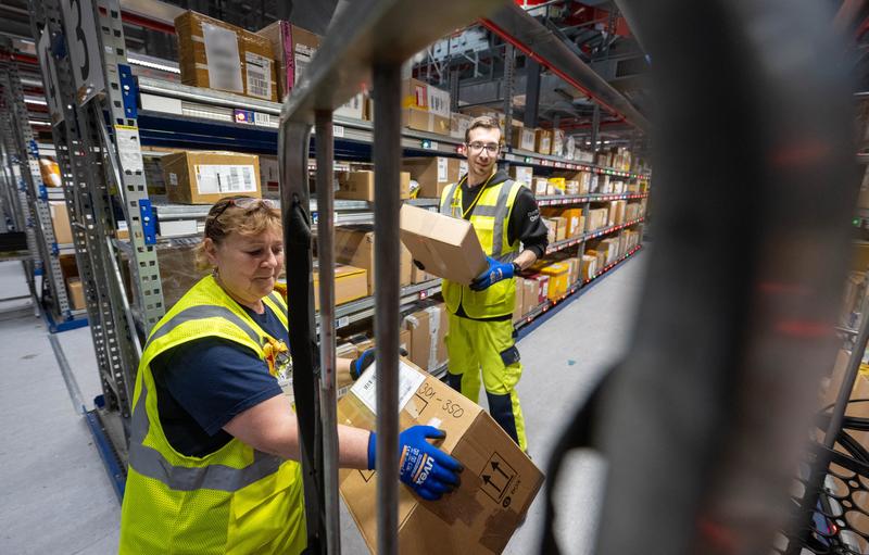 Colete sortate pentru inspecția vamală la un depozit DHL din Leipzig, Foto: HENDRIK SCHMIDT / AFP / Profimedia