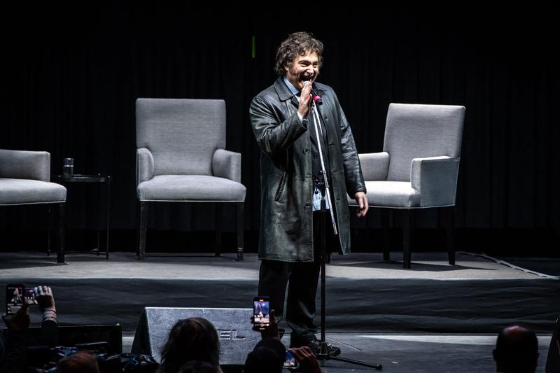 Javier Milei își prezintă noua sa carte, „Capitalism, socialism și capcana neoclasică”, în fața a mii de oameni, Buenos Aires, Argentina, 23 mai 2024., Foto: Federico David Gross / AFP / Profimedia
