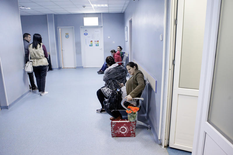 Pacienți așteptând pe holul spitalului, Foto: Inquam Photos / George Călin