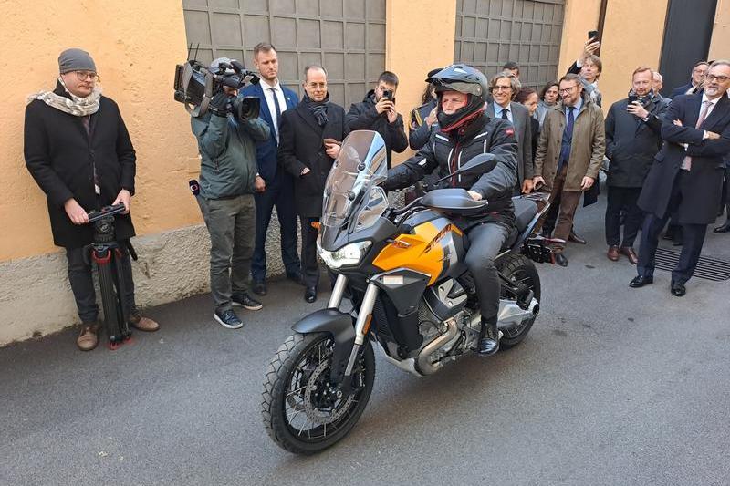 Președintele ceh Petr Pavel conduce o motocicletă în timpul unei vizite la fabrica și muzeul Moto Guzzi din Lombardia, Italia, 29 noiembrie 2023., Foto: Opatrný Marek / ČTK / Profimedia