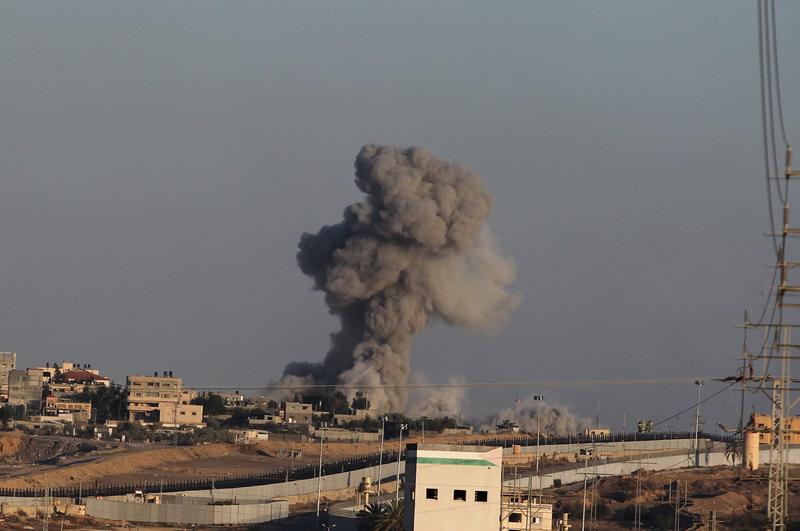 Nori de fum se ridică în urma unor bombardamente israeliene, în orașul Rafah din sudul Fâșiei Gaza, pe 14 mai 2024., Foto: Khaled Omar / Xinhua News / Profimedia