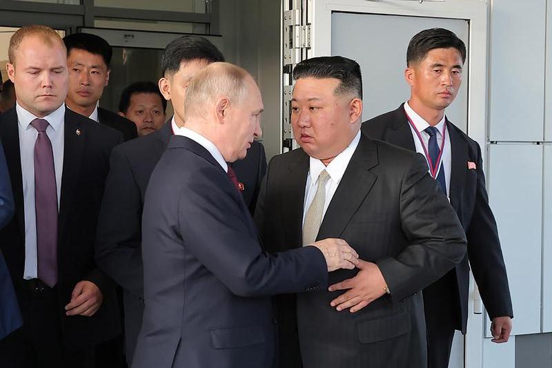 Liderul nord-coreean Kim Jong Un își ia rămas bun de la președintele rus Vladimir Putin, în timp ce pleacă de pe cosmodromul Vostochny din regiunea Amur, Rusia, pe 13 septembrie 2023. , Foto: KCNA / UPI / Profimedia Images