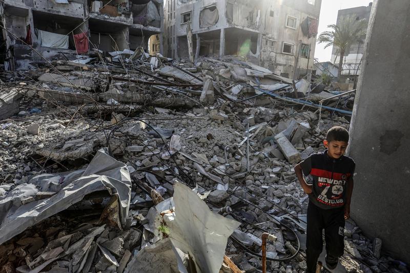 Un copil palestinian se plimbă printre dărâmăturile clădirilor distruse de atacurile israeliene, în Deir al Balah, Gaza, pe 14 mai 2024. , Foto: AA/ABACA / Abaca Press / Profimedia