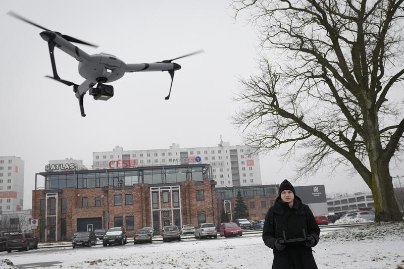 Un angajat al producătorului de drone Atlas Aerospace, Dmitry Belus, testează o dronă la Riga, în Letonia, 1 februarie 2023., Foto: Sergei Grits / AP / Profimedia
