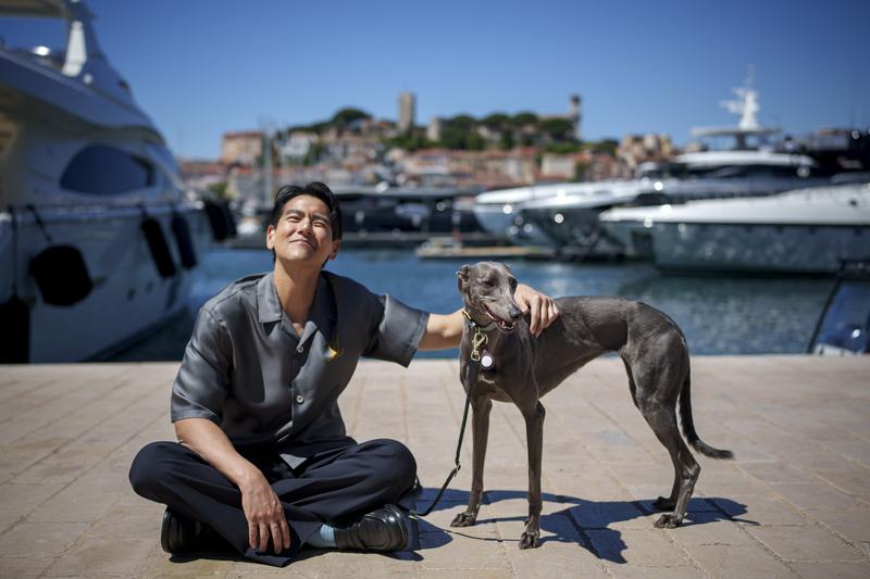 Actorul Eddie Peng si cainele Xin, protagonistii filmului Black Dog, care a castigat Un Certain Regard la Cannes 2024, Foto: Andreea Alexandru / AP / Profimedia