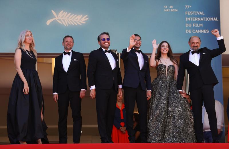Regizorul Emanuel Parvu alaturi de actorii din filmul „Trei kilometri pana la capatul lumii” la premiera de la Cannes, Foto: Mickael Chavet / Zuma Press / Profimedia Images