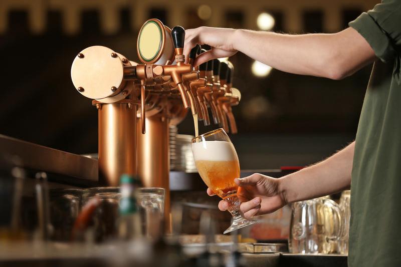 Un barman pune bere în pahar, Foto: Shutterstock