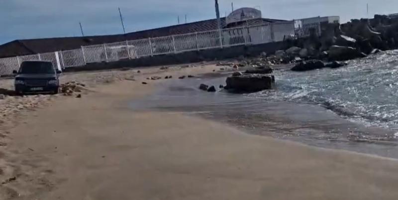 un sofer a ramas impotmolit cu masina pe plaja la Eforie Nord, Foto: Ziua de Constanta