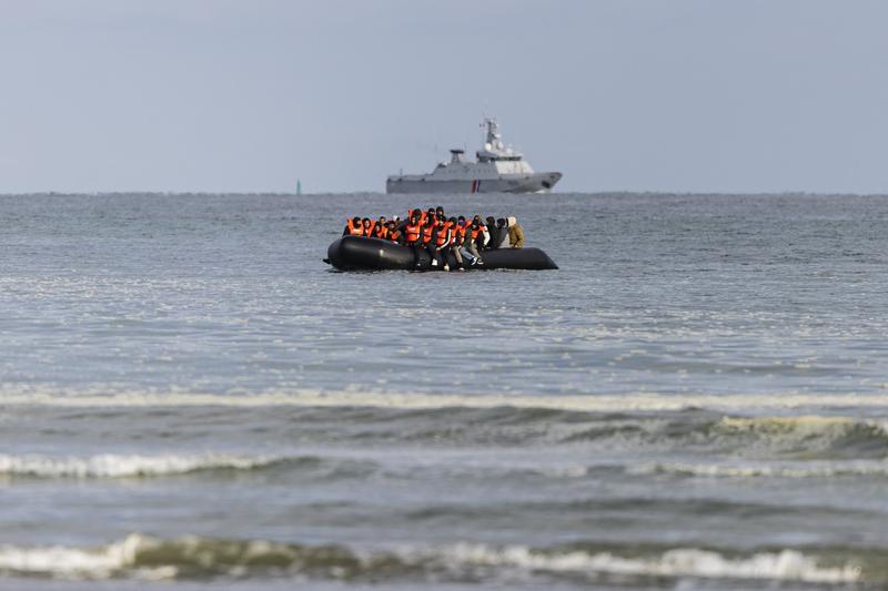 Migranți aflați la bordul unei ambarcațiuni încearcă să traverseze Canalul Mânecii, în apropiere de Dunkerque, în nordul Franței, pe 26 aprilie 2024., Foto: Sameer Al-DOUMY / AFP / Profimedia