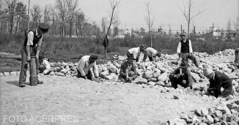 Pavarea strazilor in raionul Grivita Rosie 1952, Foto: Agerpres