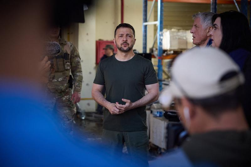 Președintele Ucrainei, Volodimir Zelenski, vizitează o tipografie care a fost distrusă de bombardamentele rusești, în regiunea Haorkov, pe 24 mai 2024., Foto: ABACA / Abaca Press / Profimedia