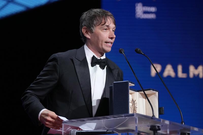 Regizorul Sean Baker a ridicat premiul Palme d'Or la Cannes 2024 pentru filmul Anora, Foto: Andreea Alexandru / AP / Profimedia