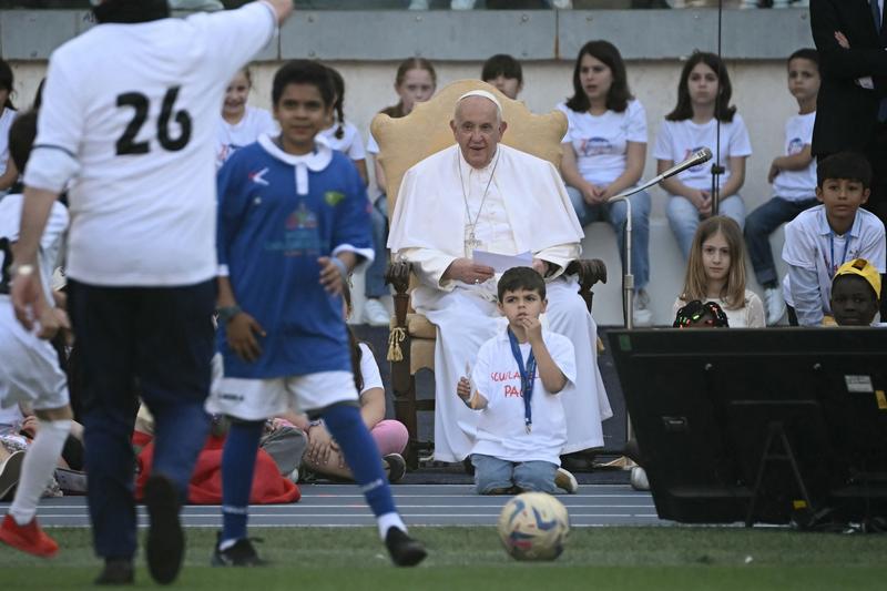 Papa Francisc asistă la un meci de fotbal pentru copii în timpul evenimentului dedicat Zilei Mondiale a Copilului, pe Stadionul Olimpic din Roma, 25 mai 2024., Foto: Filippo MONTEFORTE / AFP / Profimedia