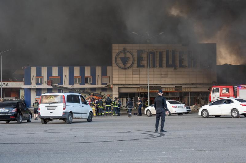 Un magazin cu materiale de construcții din Harkov a fost lovit de o bombă ghidată rusească, Foto: AA/ABACA / Abaca Press / Profimedia