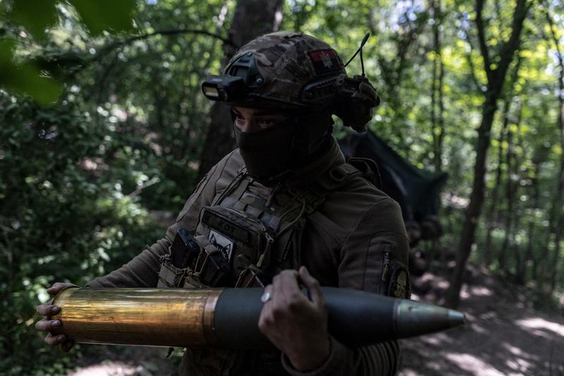 Un soldat ucrainean transportă un obuz de artilerie pe front, Foto: Diego Herrera Carcedo / AFP / Profimedia