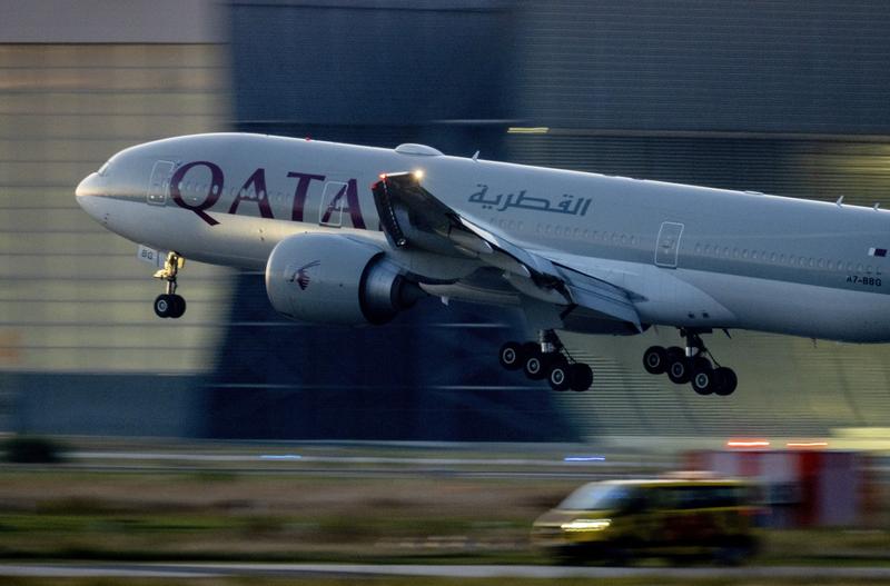 Fotografie ilustrativă: Un avion al companiei Qatar Airways aterizează pe aeroportul din Frankfurt, Germania, pe 25 septembrie 2023 , Foto: Michael Probst / AP / Profimedia