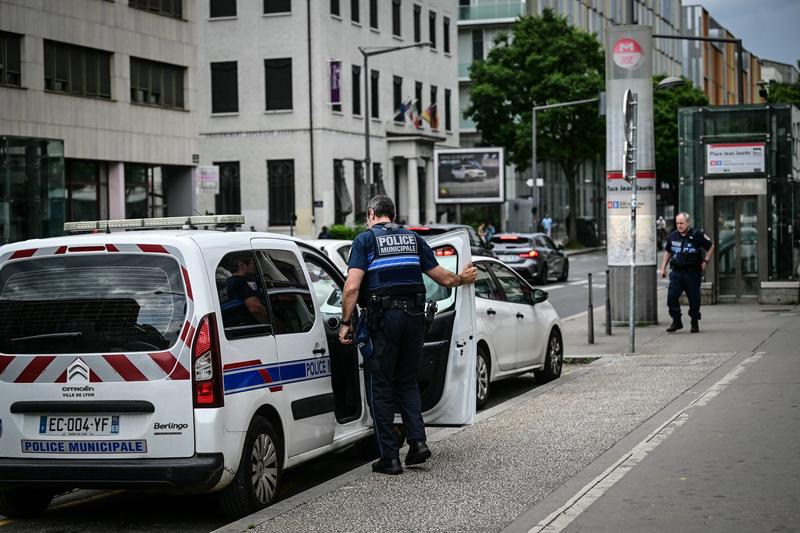 Poliția municipală patrulează în fața stației de metrou Place Jean Jaures, unde trei persoane au fost rănite în timpul unui atac cu cuțitul, în Lyon, pe 26 mai 2024. , Foto: OLIVIER CHASSIGNOLE / AFP / Profimedia