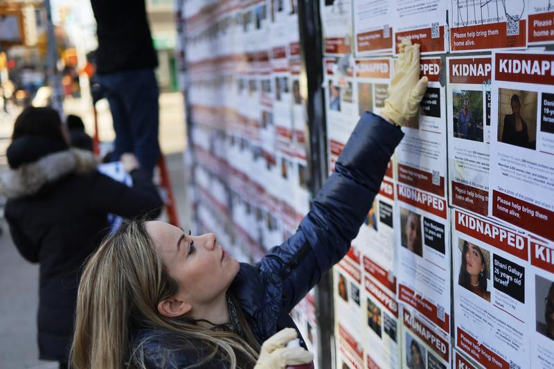 Postere cu persoane răpite de Hamas din Israel, Foto: Michael M. Santiago / Getty images / Profimedia