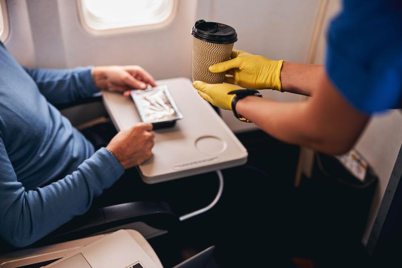 Cafea servită unui pasager în avion, Foto: Viacheslav Iakobchuk / Alamy / Alamy / Profimedia