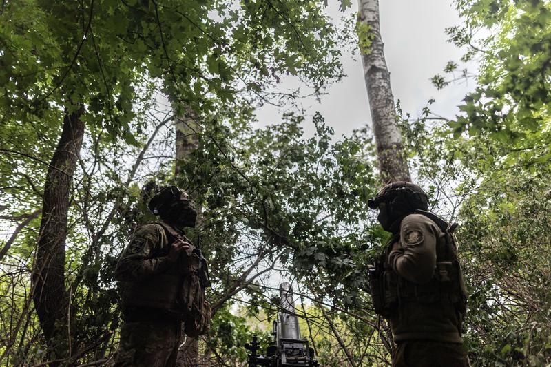 Soldați ucraineni într-o poziție de artilerie de pe frontul din Kremina, Foto: Diego Herrera Carcedo / AFP / Profimedia