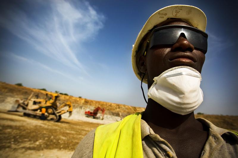 Muncitor la mina Youga din Burkina Faso, Foto: Olivier Asselin / Alamy / Alamy / Profimedia