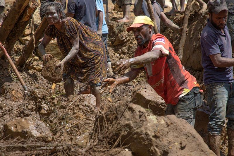 Alunecare de teren in Papua Noua Guinee: Localnicii au incercat sa scoata cu mainile goale supravietuitorii de sub pamant, Foto: Handout / AFP / Profimedia