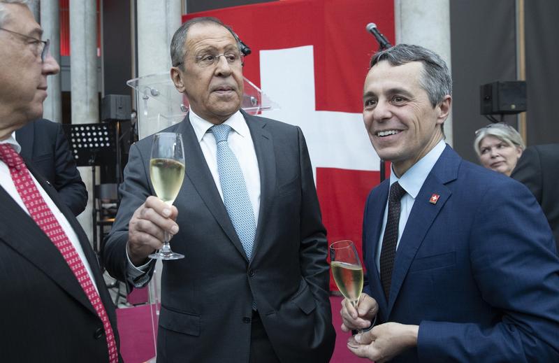 Ministrul rus de externe Serghei Lavrov alaturi de omologul sau elvetian Ignazio Cassis in timpul unei vizite efectuate de oficialul rus in Elvetia in 2019, Foto: Pavel Golovkin / AP - The Associated Press / Profimedia