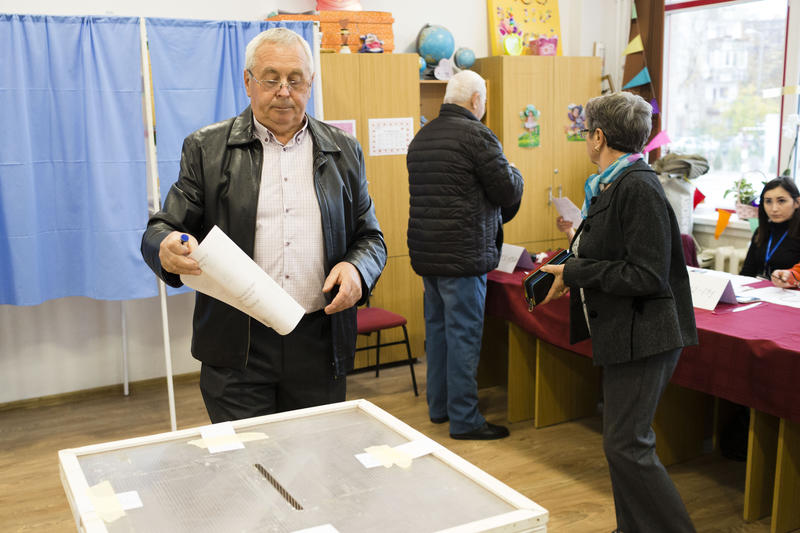 Oameni care votează la alegeri, Foto: Inquam Photos / Cornel Putan