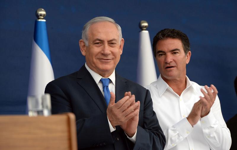 Fostul șef al Mossad Yossi Cohen, alături de Benjamin Netanyahu, Foto: GPO via Bestimage / Bestimage / Profimedia Similare