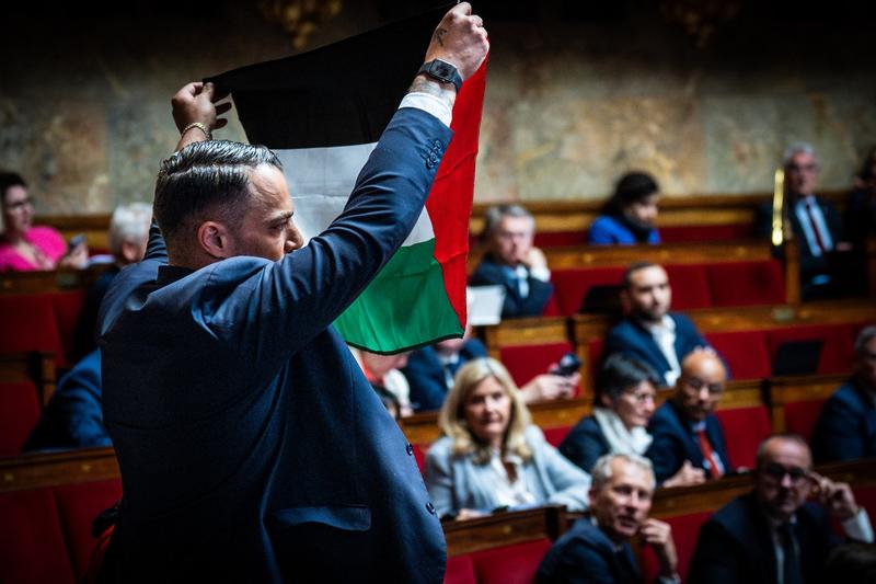 Sebastien Delogu agitând steagul palestinian, Foto: Xose Bouzas / AFP / Profimedia