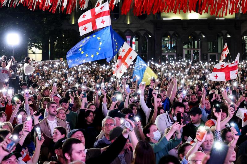 Georgienii, în stradă după ce parlamentul a adoptat definitiv legea controversată privind influența străină, Foto: Giorgi ARJEVANIDZE / AFP / Profimedia