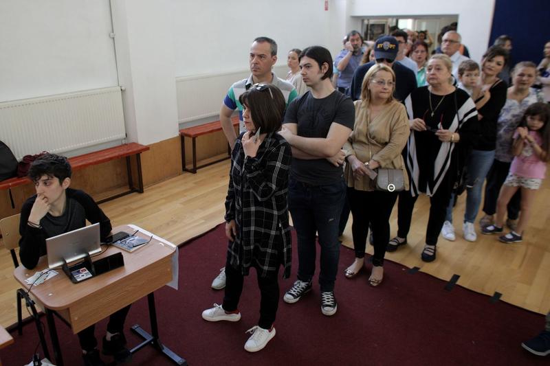 Oameni așteptând să voteze la alegerile din 2019, Foto: INQUAM Photos / Octav Ganea