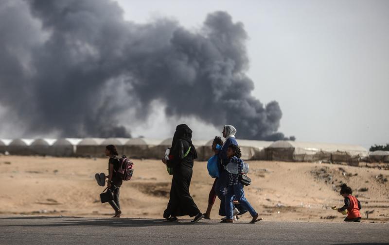 Palestinienii migrează spre zonele pe care le consideră sigure după ce armata israeliană a vizat corturile din Al-Mawasi, declarată anterior ca „zonă sigură” de către Israel, în Rafah, Foto: AA/ABACA / Abaca Press / Profimedia