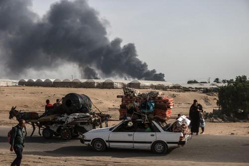 Palestinieni care părăsesc Rafah din cauza atacurilor israeliene, Foto: AA/ABACA / Abaca Press / Profimedia