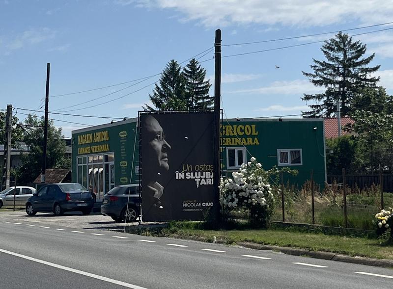 Afiș cu Nicolae Ciucă cu mesajul Un ostaș în slujba țării, Foto: HotNews.ro / David Bularca