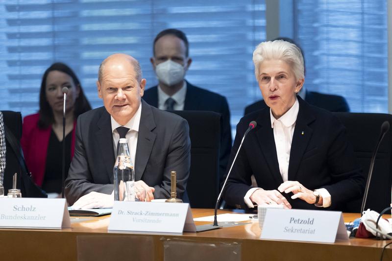 Cancelarul Olaf Scholz, în comisia de apărare condusă de Marie Agnes Strack Zimmermann, în Bundestag-ul german, Berlin, 13 mai 2022 Berlin., Foto: Leon Kuegeler/photothek.de / imago stock&people / Profimedia