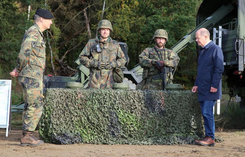 Cancelarul federal Olaf Scholz discută cu soldații germani , în Tabăra Ostenholz din Saxonia Inferioară, Germania, Foto: Bjord Trotzki / Imago stock and photo / Profimedia Images