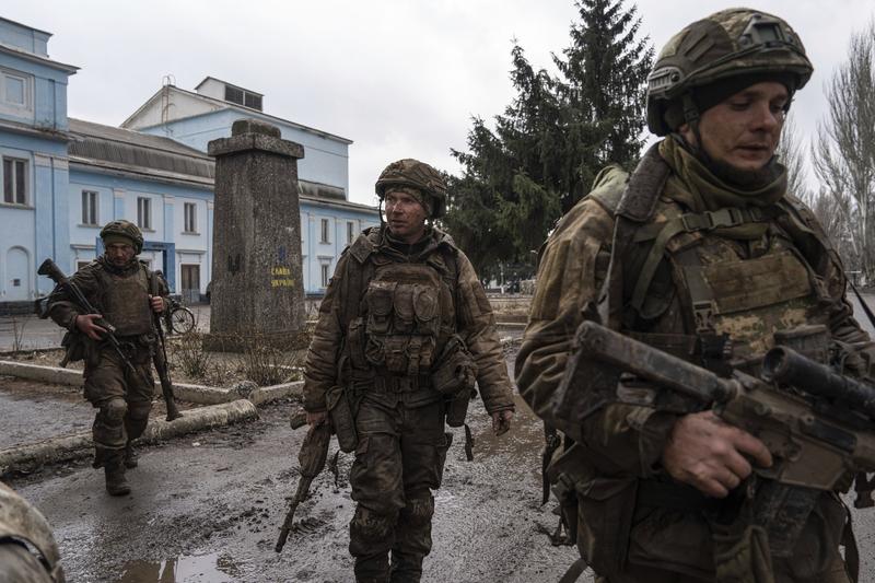 Militari ucraineni în Ceasiv Iar, Foto: Evgeniy Maloletka / AP / Profimedia