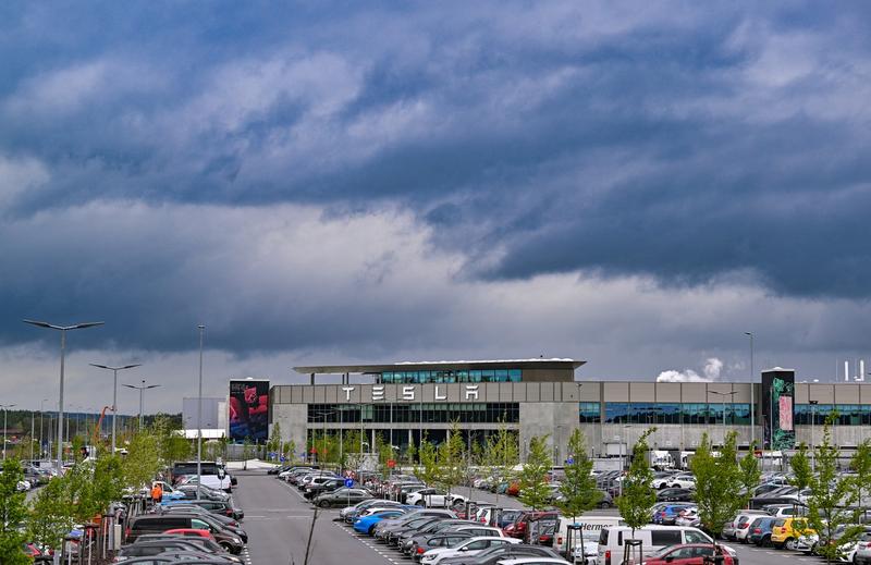 Nori negri se adună deasupra fabricii de automobile Tesla, Germania, Foto: Patrick Pleul / AFP / Profimedia Images