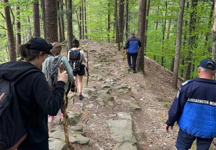 Turiștii au fost aduși de jandarmii montani în siguranță, Foto: Inspectoratul Județean de Jandarmerie Bacău