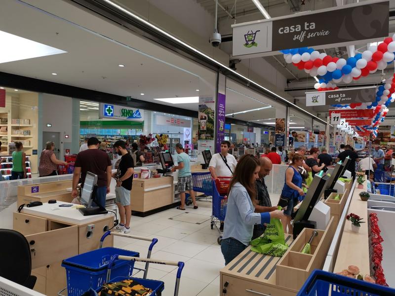 Case Self Service la un hipermarket din București, Foto: Lenutaidi | Dreamstime.com