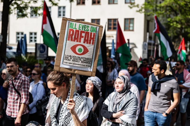 Toti ochii pe Rafah, un slogan folosit la manifestațiile propalestiniene, Foto: Alexander Pohl / Zuma Press / Profimedia